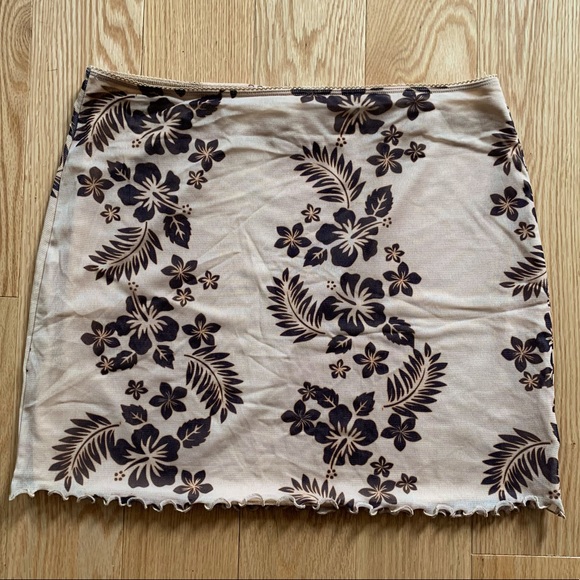 NWOT Beige Lettuce-Hem Hawaiian Mini Skirt - Picture 3 of 4